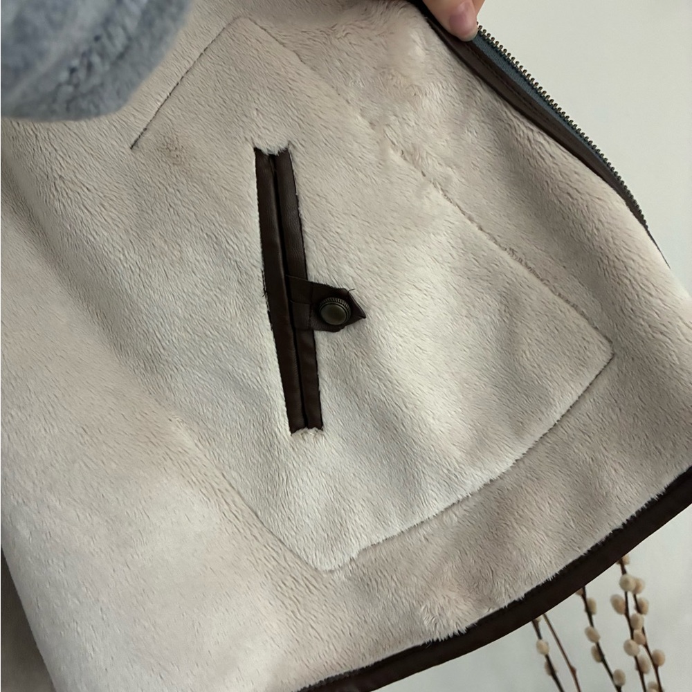 Anthropologie reversible denim and Sherpa poncho with faux leather trim - Picture 6 of 9